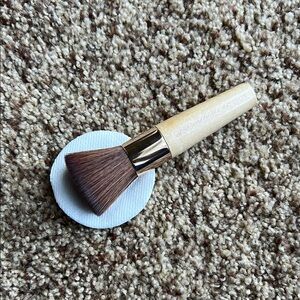 Jane Iredale “The Handi” makeup brush